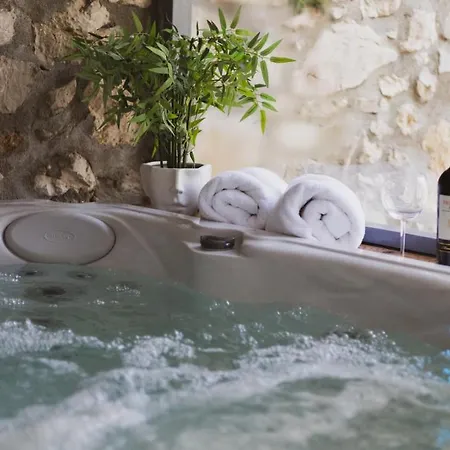 Apartman Scardona Rustica, Bed & Breakfast With Jacuzzi, Bbq And Free Parking In Skradin, Krka *